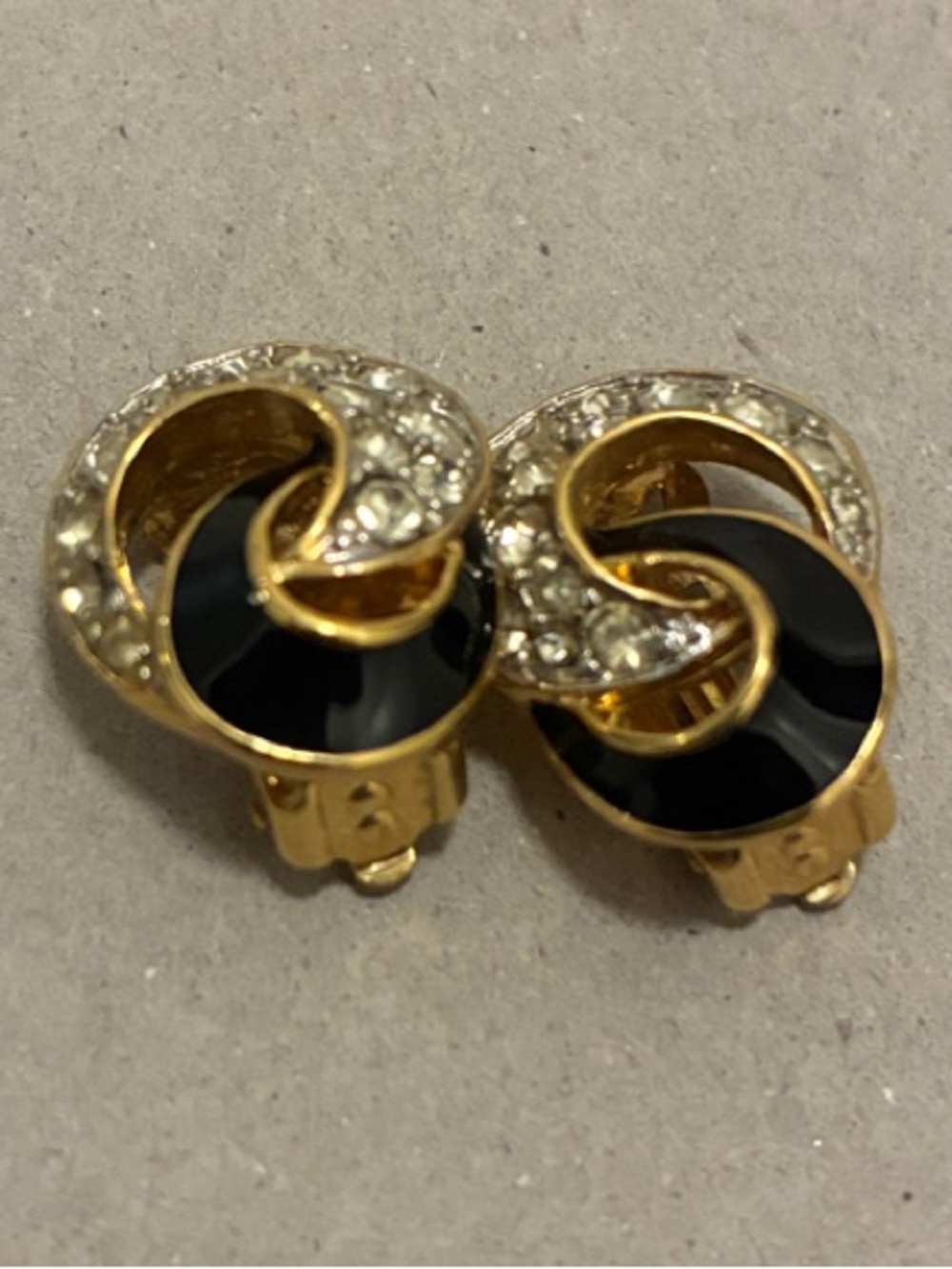 Vintage NINA RICCI Rhinestone & Black Enamel Swirl Clip-On Earrings👝